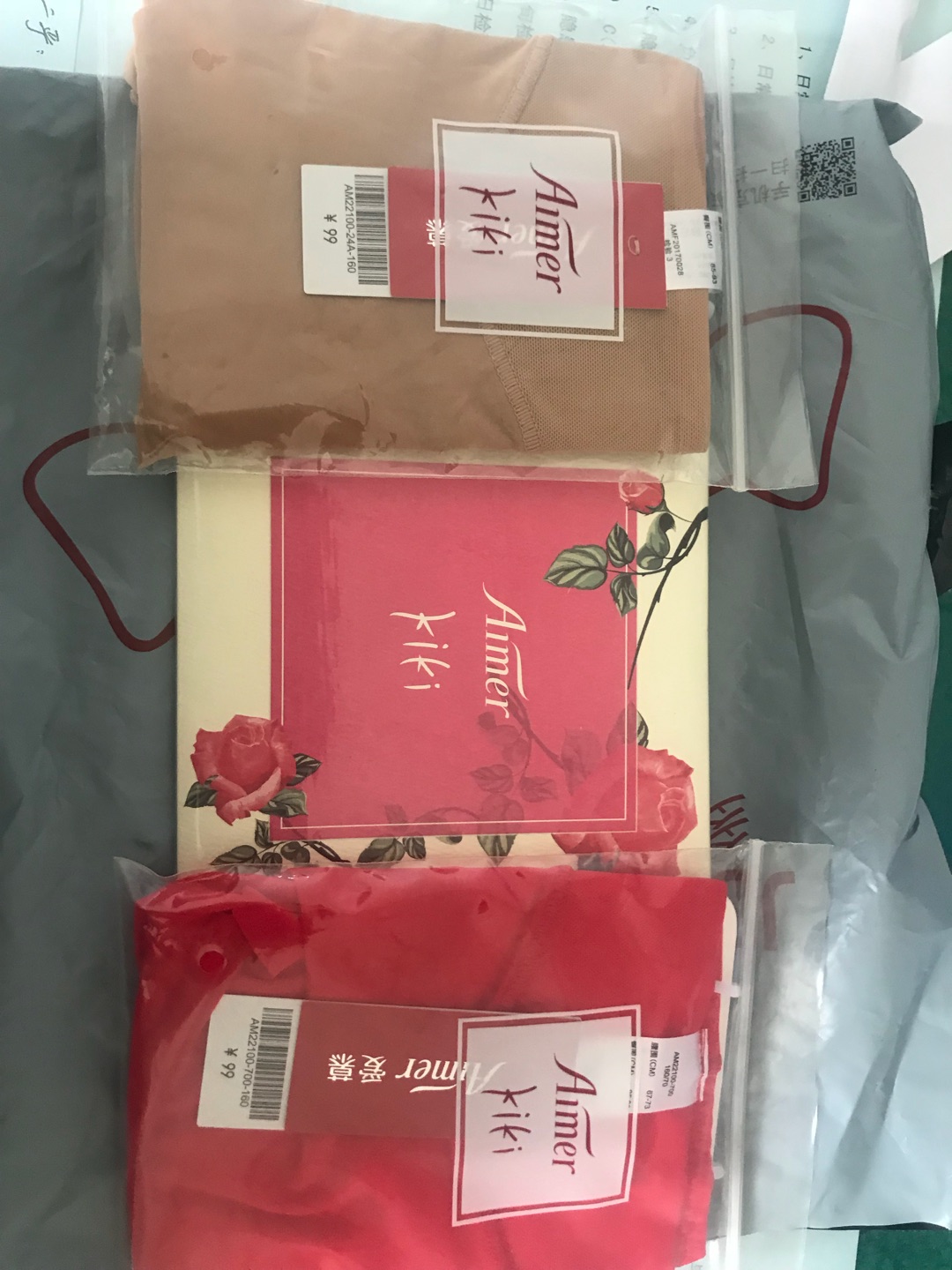 上个月在专柜买过,2件7折,穿着很舒服,就是买大了一号,这次在买,赶上有活动,比专柜便宜好多,又买了3个小一码的,大小正合适,很好,爱慕大品牌!