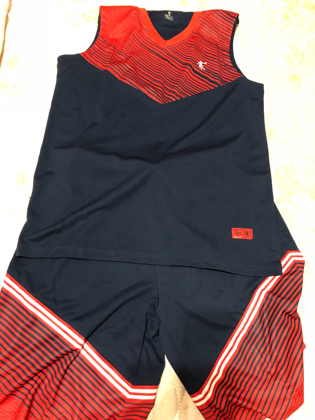 给LG买的,款式新颖,穿上身也舒服,缺陷是裤子是单层的。