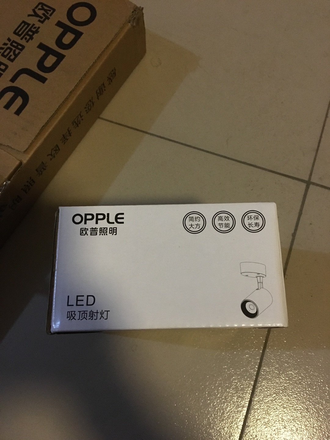比想象的小,本以为是有20CM ,没仔细看参数的结果,仰角和旋转都能调,铝壳不错。