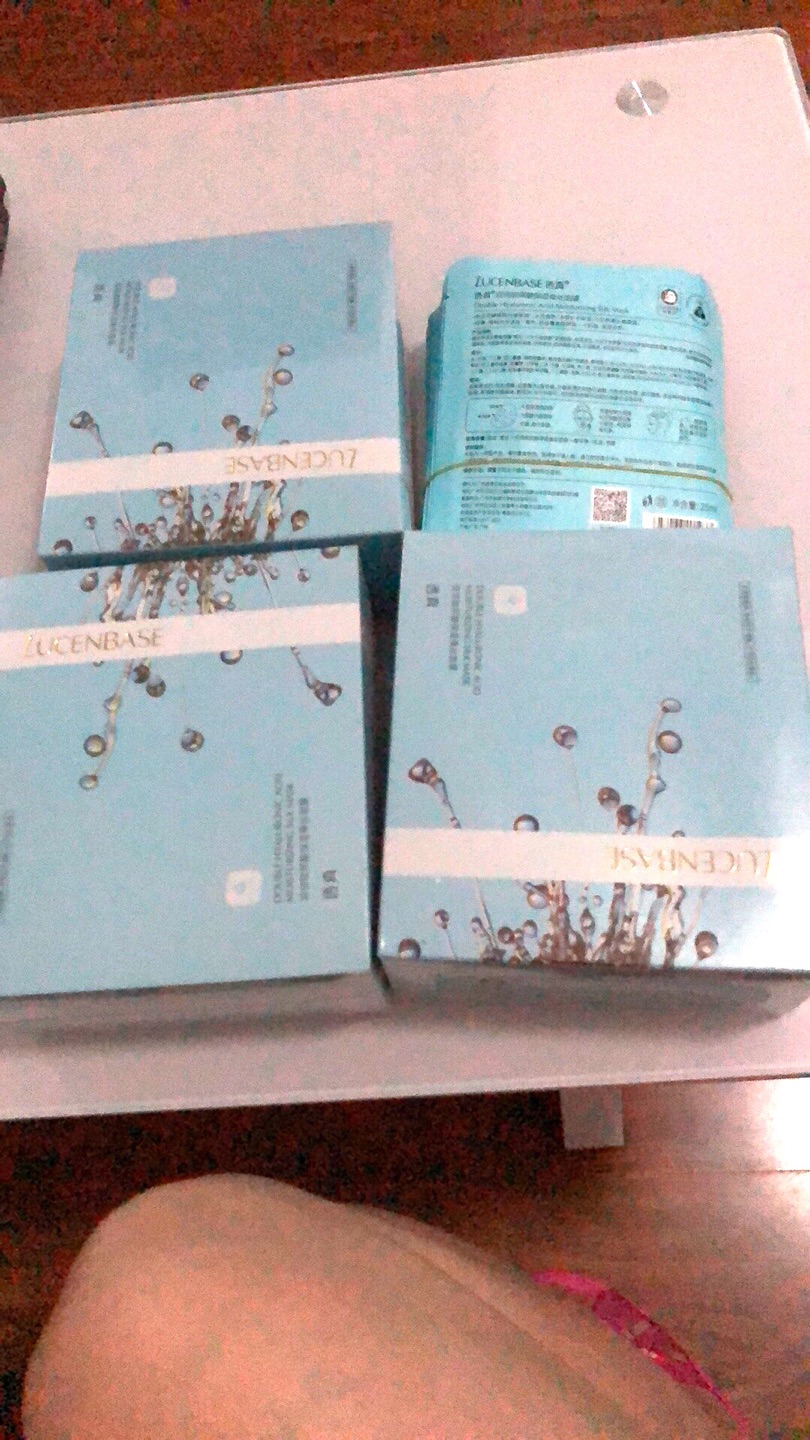 产品收到了,面膜挺好用的,商家还送了赠品,谢谢