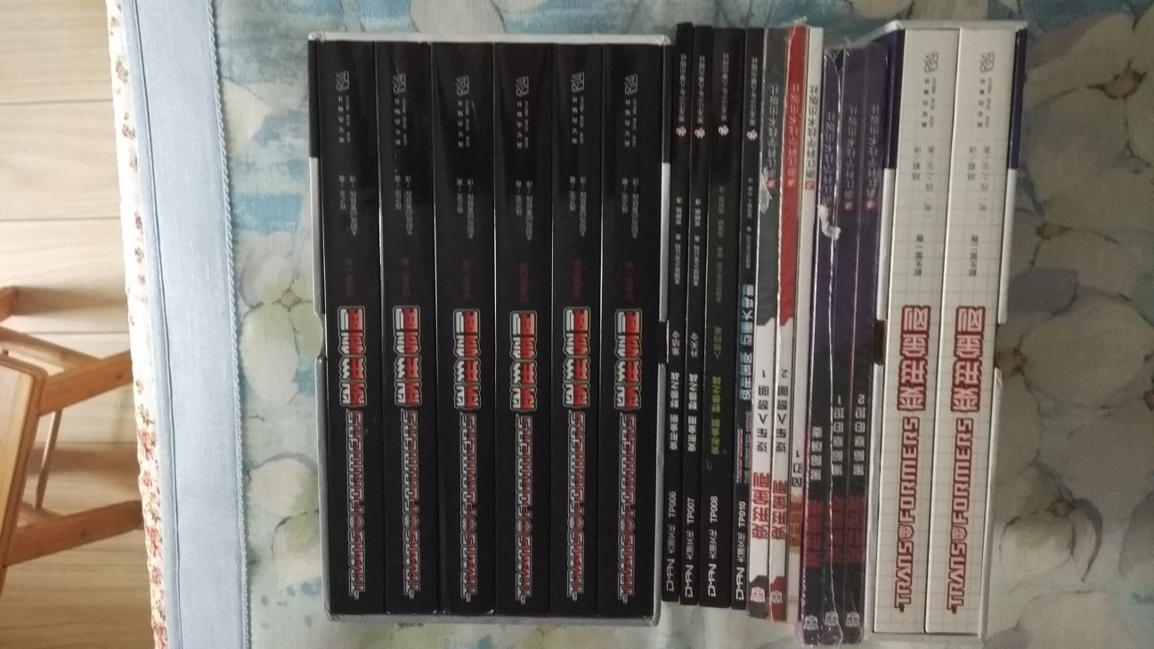 额,变形金刚漫画,有点后悔入这坑了,各种出版社,各种版本多,让人眼花缭乱,真是头疼啊!活动购得,价格实惠感人,书送达完好无损八角尖尖有塑封!