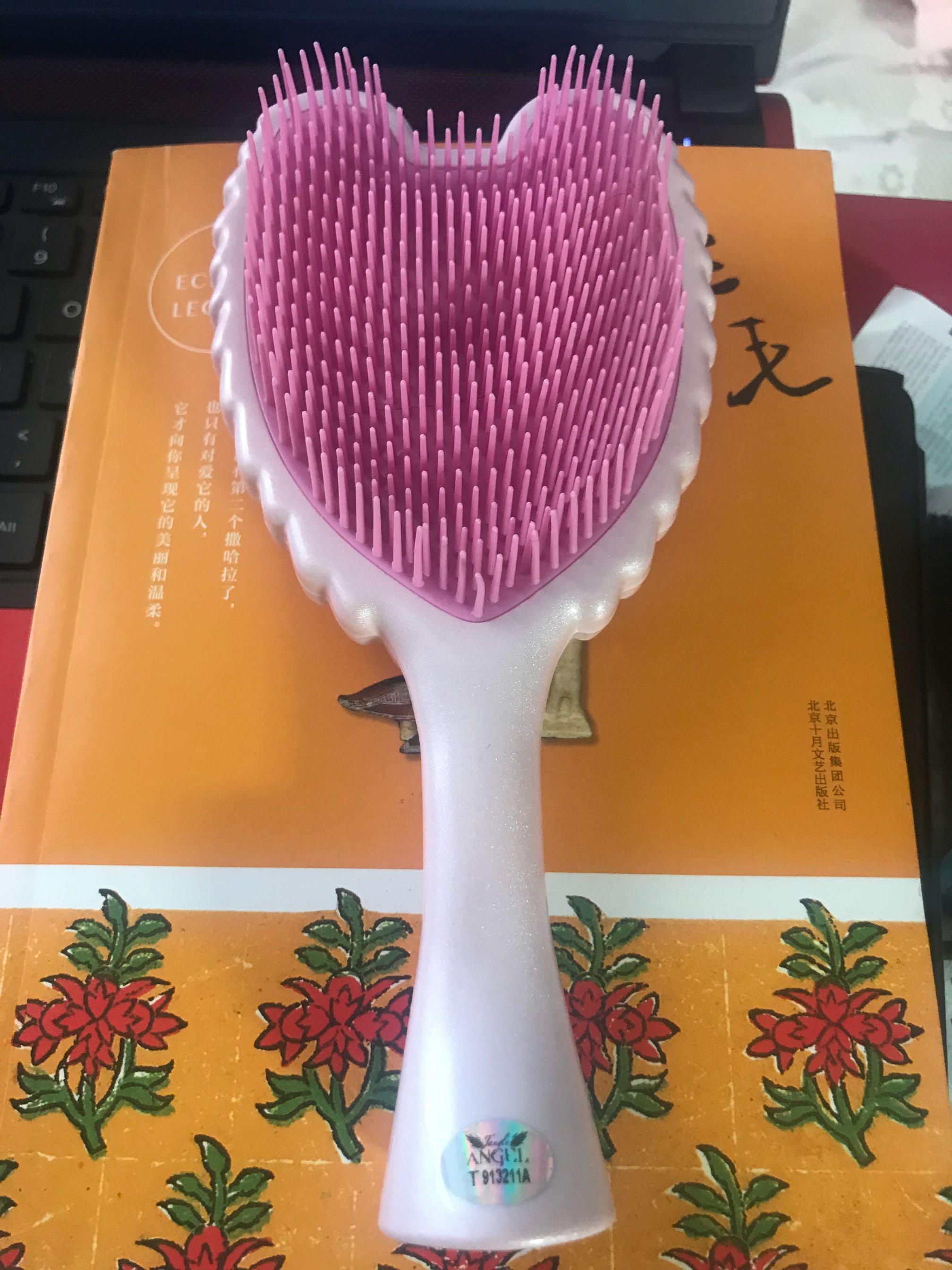 齐肩发 中号大小正好 右边是用了很久的便携装 一点也不便携 准备再买个小号旅行时用