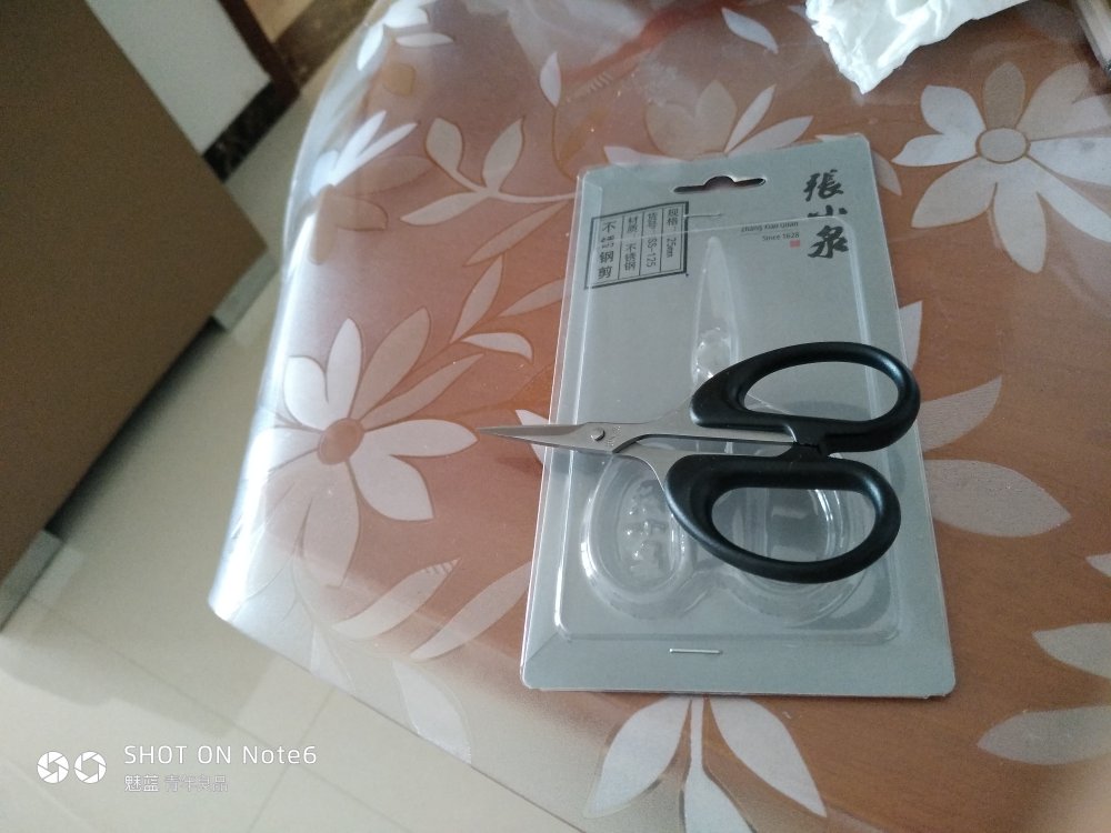 小巧玲珑,做工比较精致,手小的拿着很合适。