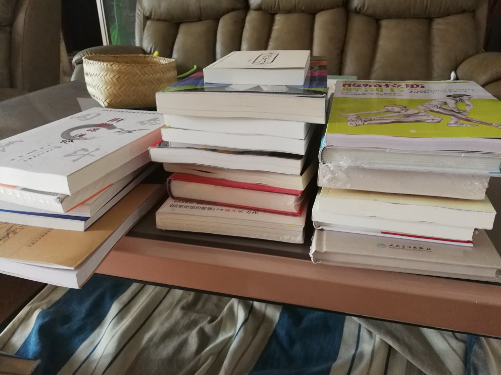 趁活动,买了二十多本书,随然没有抢到优惠券,但比平时核算。还是不错的。也惊喜送货快速。就是一本本书,一个个评论太麻烦。按一个订单评论多好。