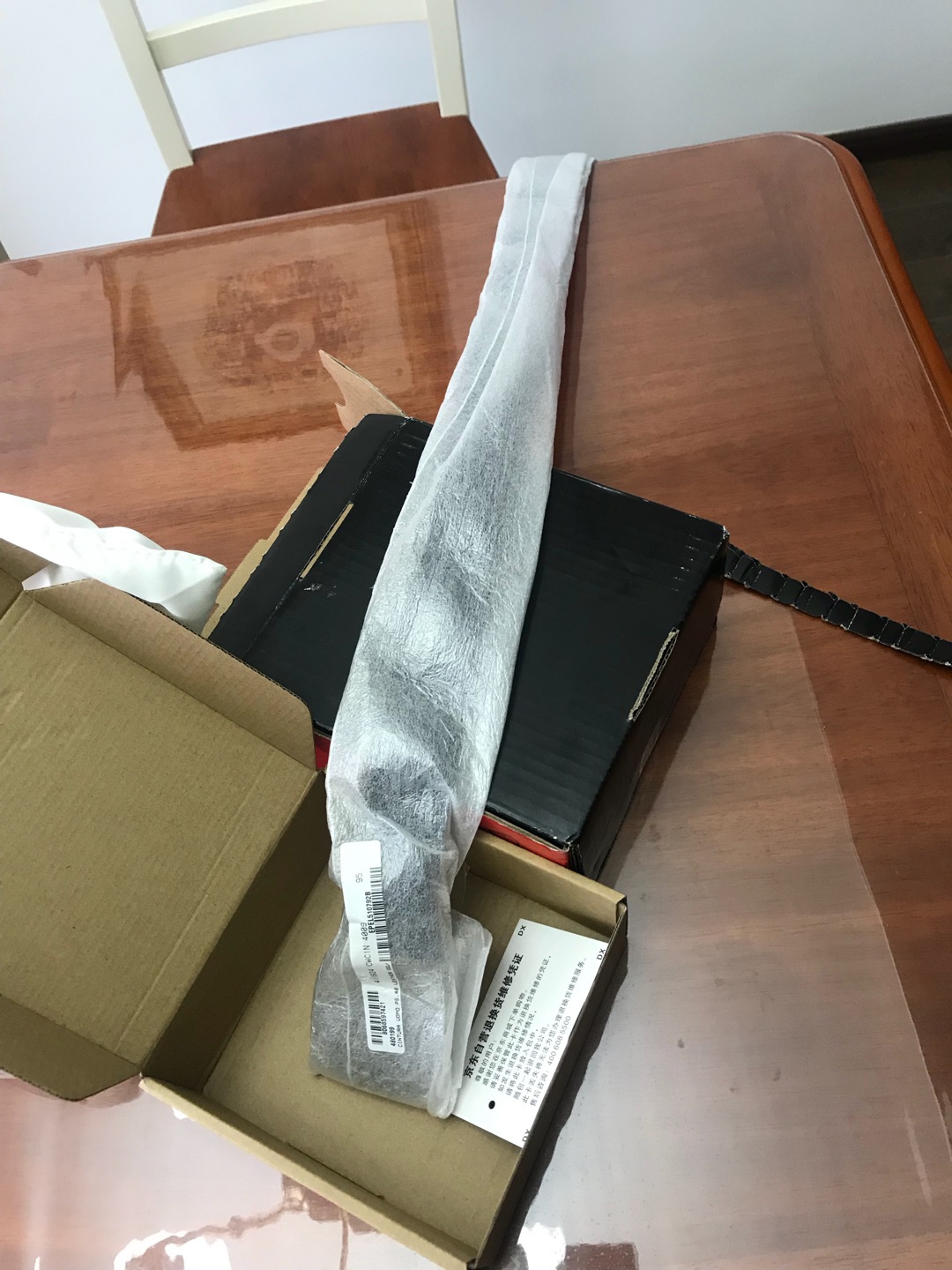 皮带是正品,相信,一开始想买黑色的,可是没有货,就买了蓝色,收到后蓝色也很漂亮,我穿34的裤子,尺寸95的正好,用到中间那个洞,非常满意,比专柜便宜很多。