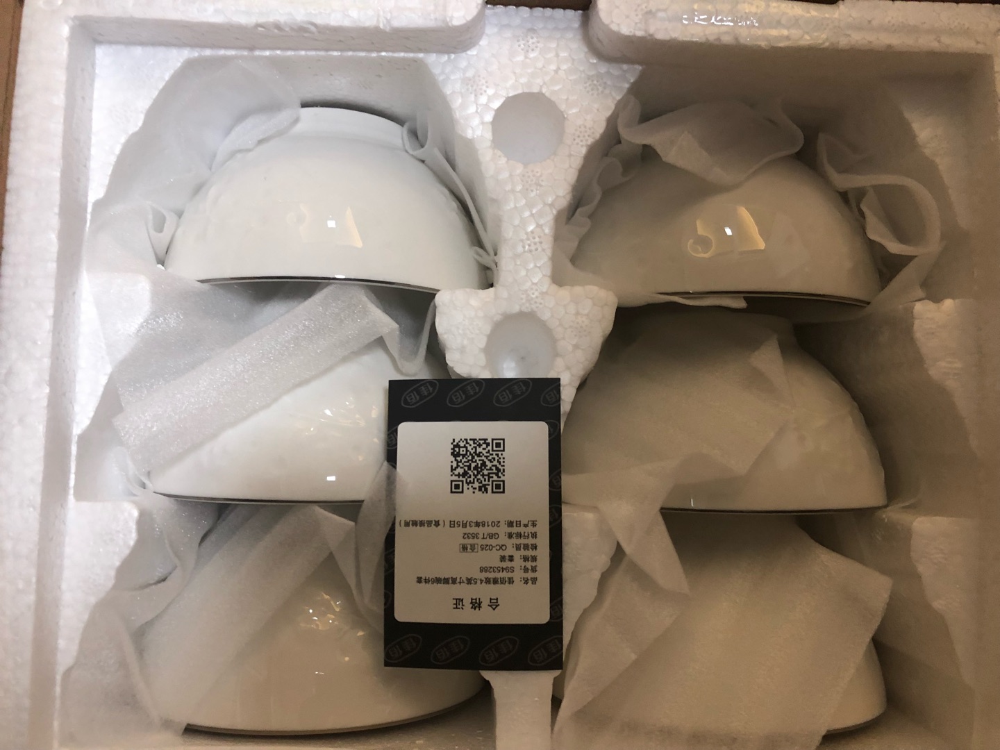 包装挺好,浮雕花纹,正是我喜欢的类型,摸起来就很有质感