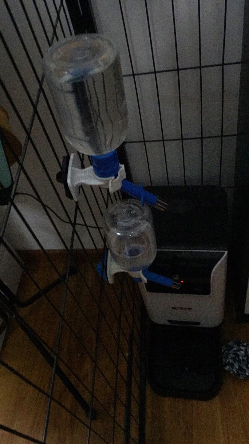挺好用的这是第二次购买了,省着狗喝水弄的到处都是,并且也很好的防治了更多时间去撕家。满意
