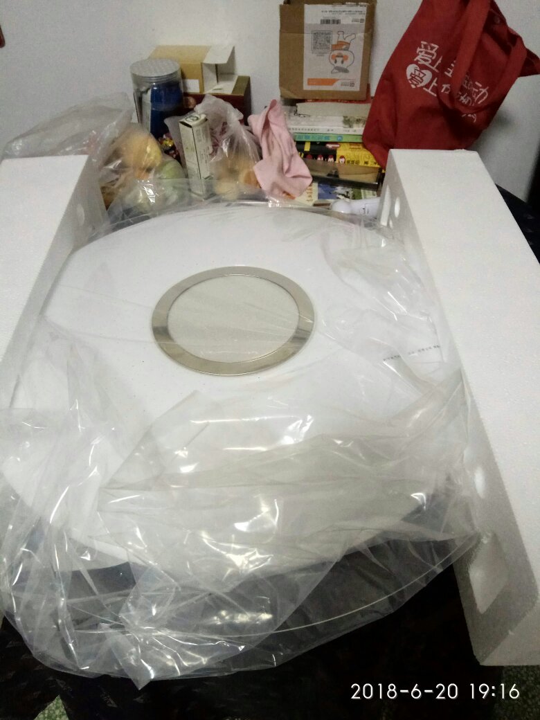 松下的这款吸顶灯颜值高,很大等安装完来追评!个人感觉价格偏高618优惠完475入手,不过松下的品质应该不会让人失望吧!期待安装完的效果。