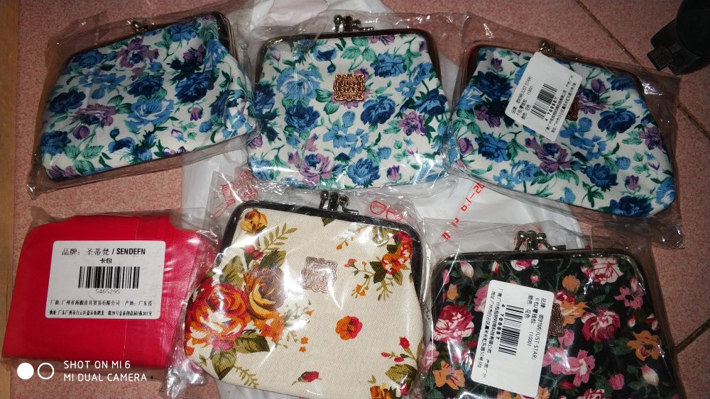 用199减188券买的,以前不需要运费的,不过现在可以三个199减188点券,买了好多东西。衣架后来降价了,又用券买了两个,木头的质量不错,螺丝有的不好拧,可以先用小钉子开开孔。