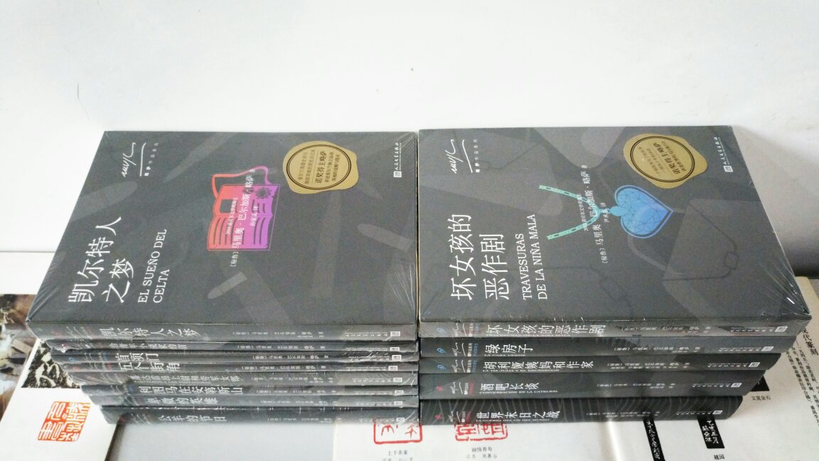 结构和技巧上相对平实,结构现实主义的身影不时闪现,标志着略萨的金字招牌依然贯穿创作始终,但这本书非常传统的双线叙事,以及大体上不算炫技的结构,更突显了用卓越的耐心与洞察力来写两个老套故事的叙述本领。所运用的悬疑手法的确吸引了读者亦步亦趋,但揭开谜底并非运用推理,两条线索的主人公们所遇到的“操蛋的生活”,在略萨描摹的圆融自洽的世界中显得不但自圆其说,而且真实可信,就像读者们自己也每天都纠缠在这荒诞而不可逃脱的生活泥潭中。精彩之处并非内容与形式的新奇,而是作者写作的功力。也因此让这本极其好读的作品拖延了9天之久才读完。此外,写于四十八年前的《绿房子》中的利马警官和神父,在这里再次出现,时空的跨越令人唏嘘,不仅是略萨与读者粉丝们的小游戏