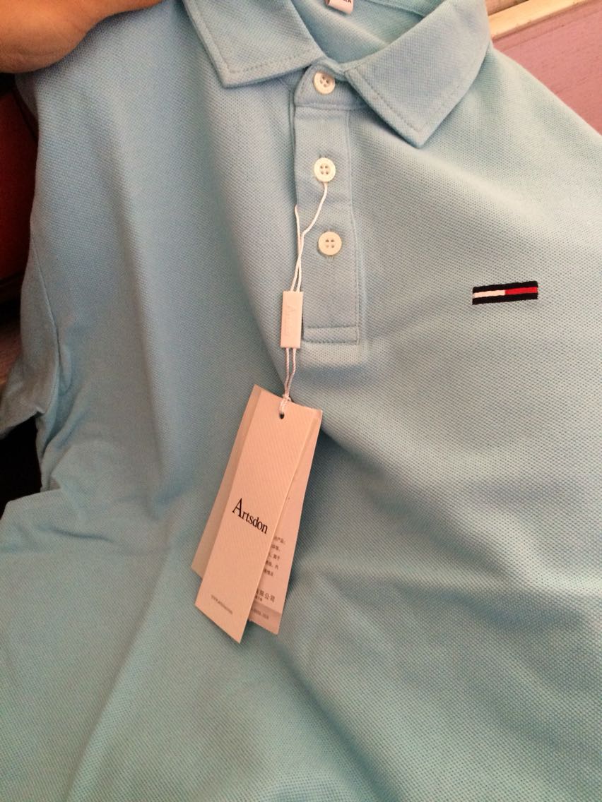 快递小哥服务到位,衣服看着和实体店一致,很满意。
