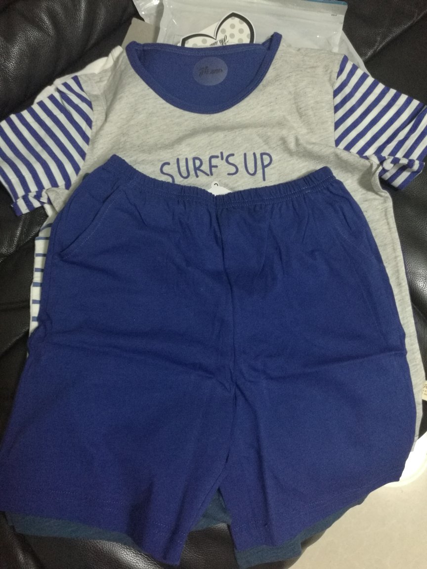 很不错的家居服,穿起来很舒服,一下子买了两套,小孩子特别喜欢。