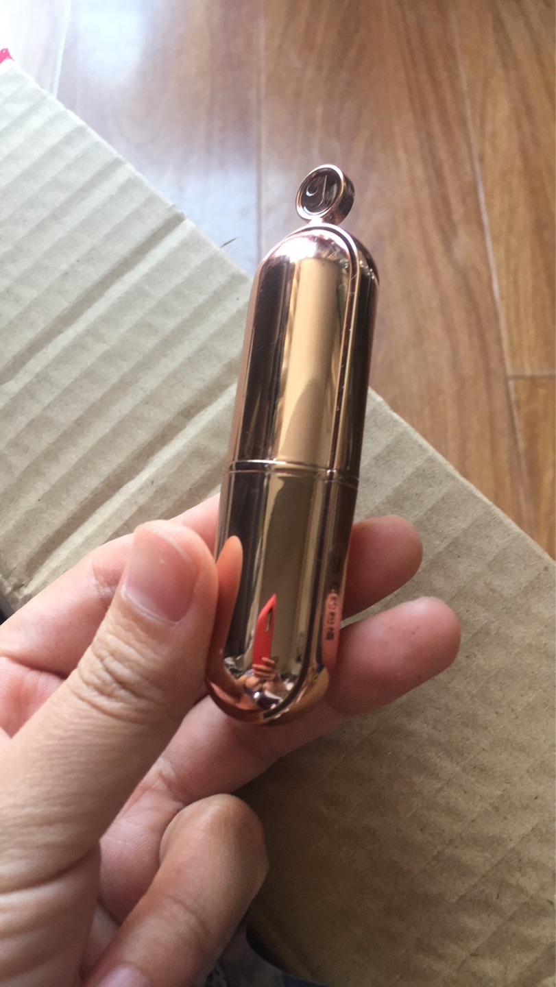 之前专卖店买过这个,用过所以喜欢,因为送给朋友又买了同款,还不错,应该是正品。抹一点大家看看色。