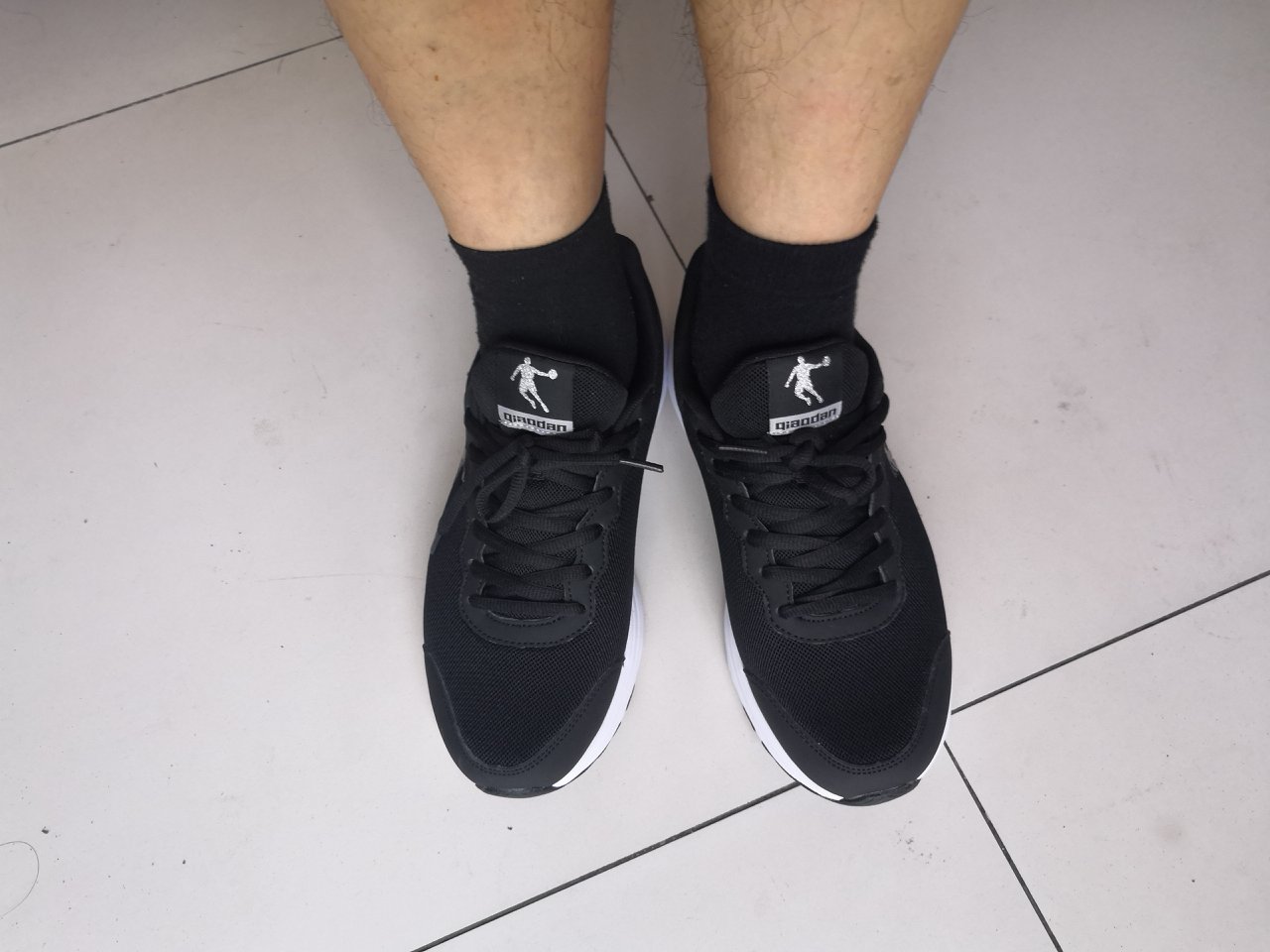 鞋子不错,穿起来很舒服,大小正好。
