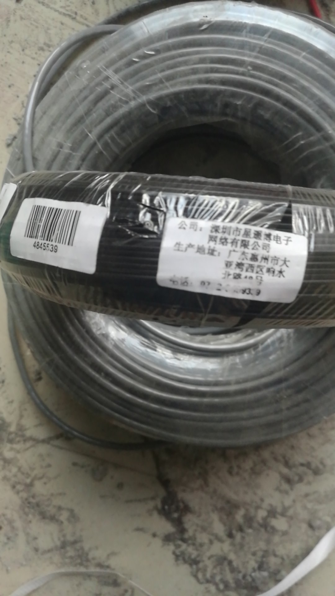 刚刚收到,看起不错,比较硬,先来晒一晒,具体等工人安装后在追加评价。就是建议用一个纸盒包装好一些,现在就用一个塑料口袋,很容易在运输途中损坏。