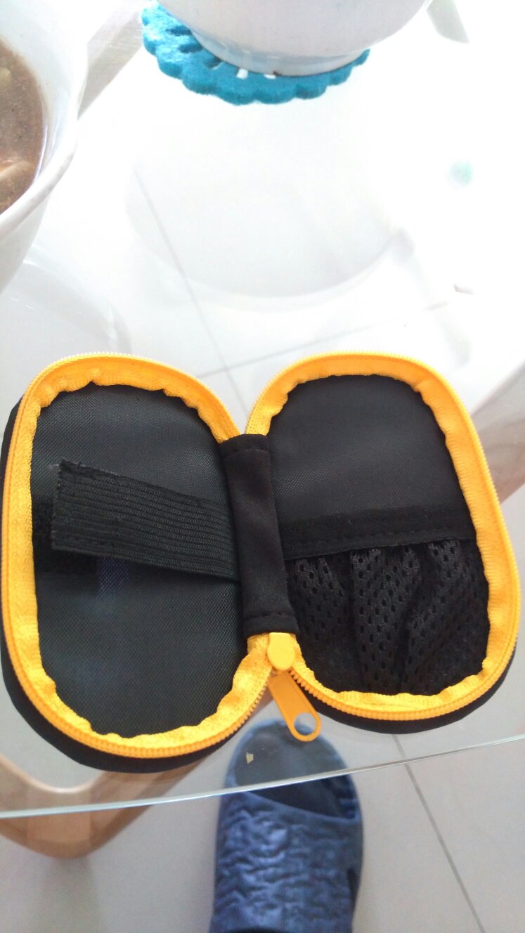 这个价位的耳机音质还是不错的,包装机附带的收纳盒不错挺实用。感觉美中不足的是耳塞硅胶套入耳有点浅,总担心耳机会掉下来。总体好评