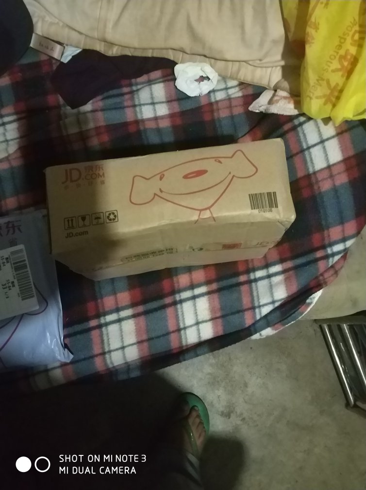 第一次在自营买东西,的确没让人失望,价格实惠,活动期间,价格一减在减,超级实惠,而且,书籍正版,字迹清晰,排版清楚,每一本外面还有塑料保护膜,没有任何挑剔的地方,包装结实,只要不是人为破坏,再远的路也不会有问题,很满意的购物,谢谢!