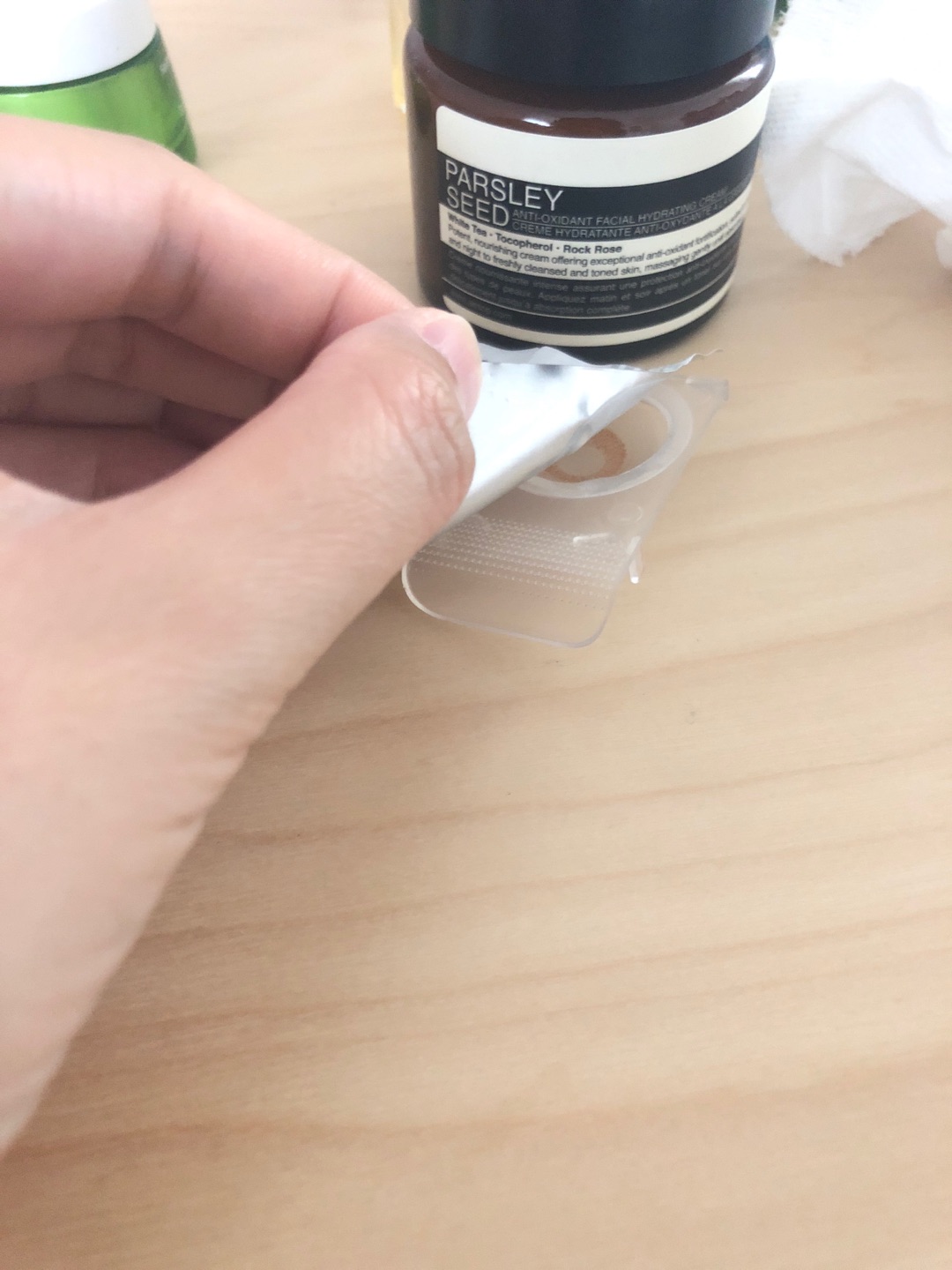 太差!简直要负分!来买的伙伴千万斟酌,我放一放进眼睛就刺痛的厉害,整只眼睛都红了 很刺痛 而且打开就有一股刺鼻的味道!赶紧拿出来后我又闻了一下,真的很刺鼻!我很少评论 更别说打差评 这次真是!服了 放到眼睛里的东西 怎么能这样不负责任呢。