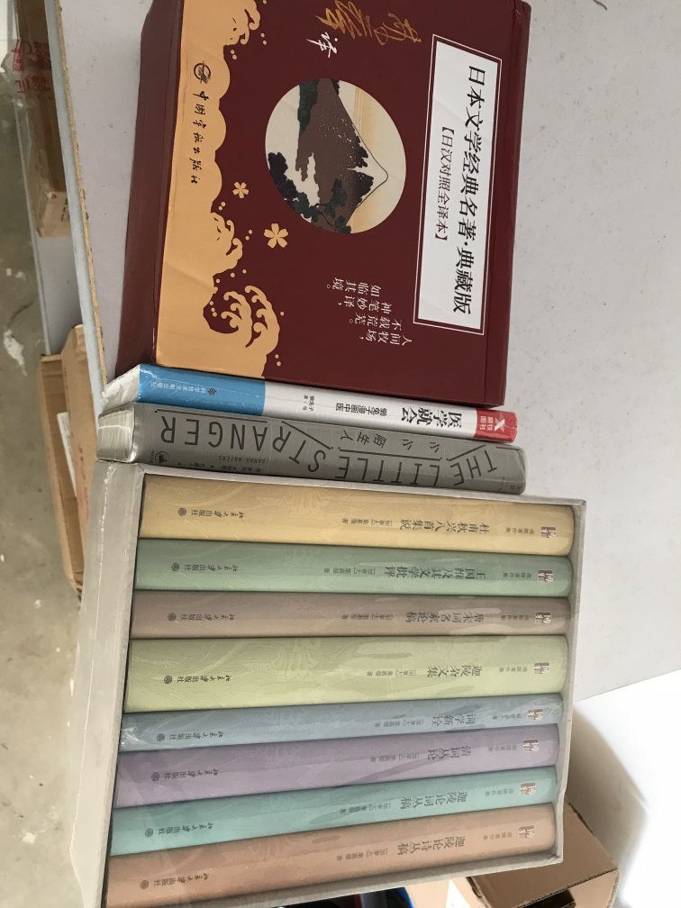 20世纪80年代,国家正值开放之初,机会极充裕,有胆就可发财;上了大学,就基本可当白领。所以那时社会需要更多的自由。要自由就排斥单位约束。这是当时“自由主义”在中国存在的思想基础。现在越来越多的人即使读了博士也难当白领,家里弟妹为了他们读书在外多年打工,在他们毕业后又无以回报。目前这个阶层连同其对公平的要求正在日益扩大。要公平就需强力国家,这就是目前爱国主义和反“新自由主义”意识日益增长的思想基础,同样也是目前中国红潮已起和“新自由主义”式微的原因。国民党在中国失败的教训告诉我们:中国是以工农为主体的国家,他们要没好,那谁也没好