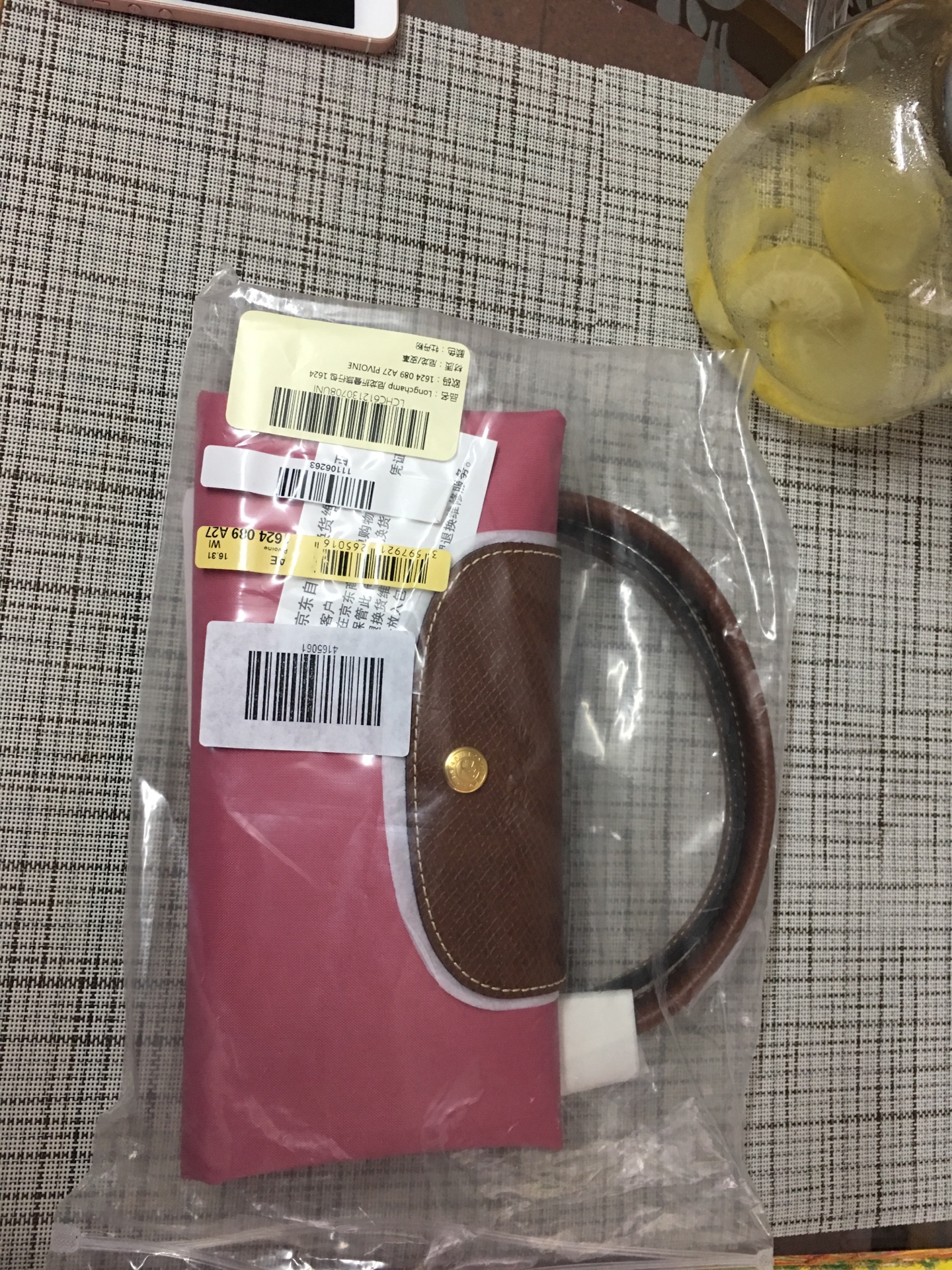 这个颜色很好看,非常大,去旅游买买买无压力,应该是正品,但不知为什么左冀有像专门打的小长方洞,不知用来干嘛的,问了客服也解释不清楚,只要不是烂就好了。