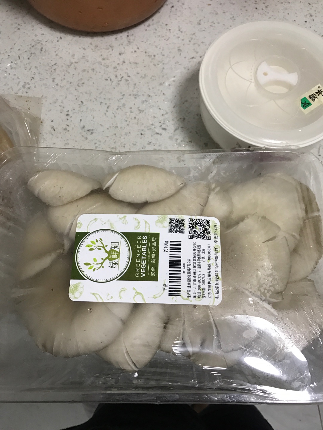 很大一盒,够吃好几次了,也很新鲜干净