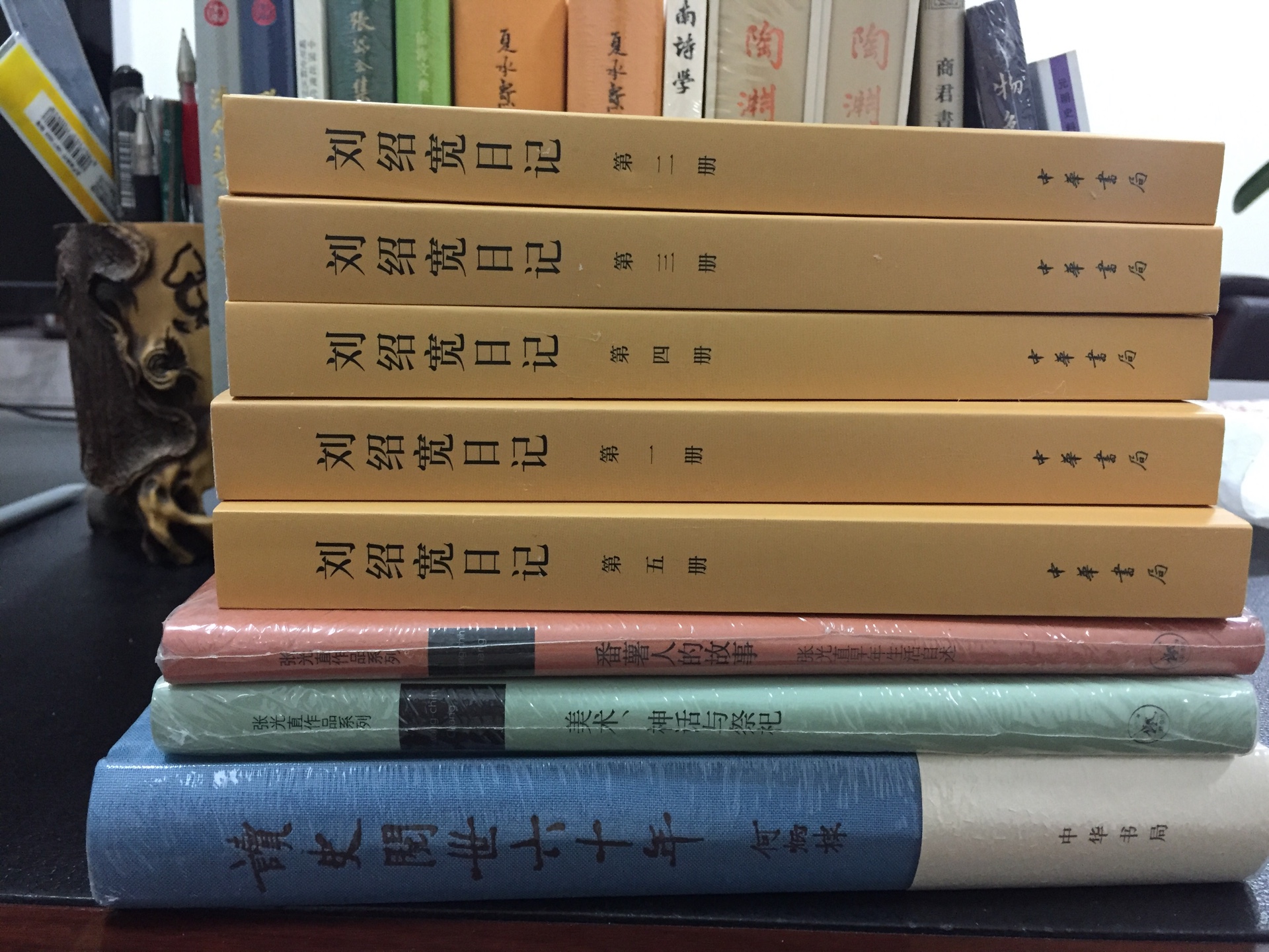 刘绍宽(1867—1942)号厚庄。著名教育家、学者,温州现代教育、地方文化事业先贤。著有《东瀛观学记》、《民国平阳县志》等。本书是刘绍宽毕生日记汇编,始于1888年,止于1942年,时间跨度达半个世纪之久,内容包括晚清、辛亥革命、北洋政府、国民政府、抗日战争等重要的时代和历史事件,史料价值相当丰富。刘氏为地方名流,多参与地方事务,诸如地方治安之维持、经济活动之开展、家族纠纷之解决,以及文化教育事业等,日记中都有较为详细的记述。所记时政要闻,并非泛泛而谈,多就与温州地方关系紧密者着眼,为研究纷繁复杂的历史的细部提供了难得的第一手资料。书后附编人名索引。