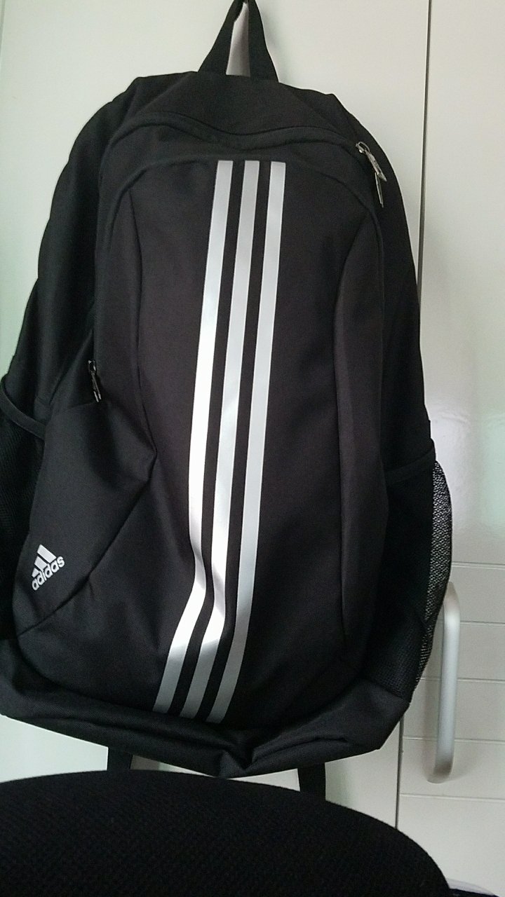 我觉得应该是真的,从做工能看出来,应该还不错,只是包装太垃圾了,就一破塑料袋装着的