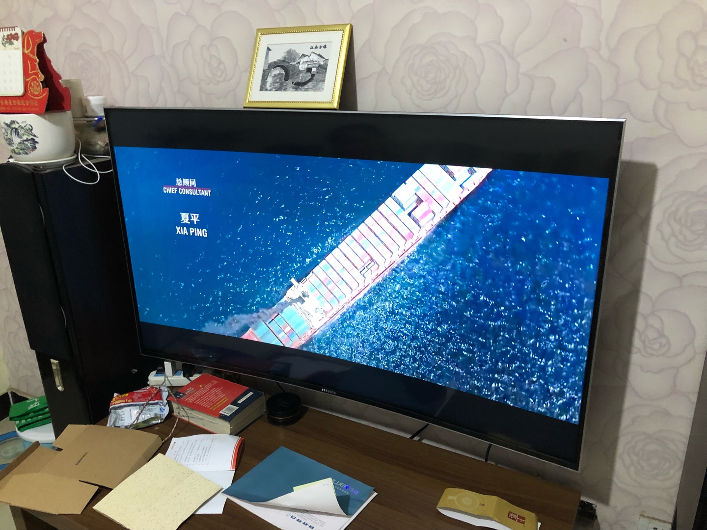 还不错开始还害怕大了,结果安装好非常不错。电视用起来还是不错的:1、画面清晰,色彩柔和;2、外观屏幕曲率合适,更适合在墙上安装;3、电视安装简单、机体采用一体化设计赞一个;4、音质很棒,音色圆润,音响效果很好,会让人沉浸在其中;5、黑色金属边框,银色切角非常有质感;6、我家客厅坐在沙发上观赏距离刚合适。综合来说,这个电视值得购买,性价比很高!