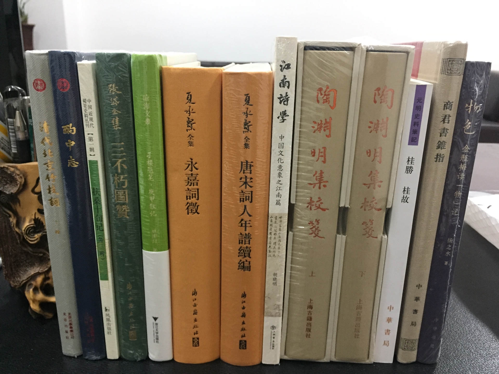 刘绍宽(1867—1942)号厚庄。著名教育家、学者,温州现代教育、地方文化事业先贤。著有《东瀛观学记》、《民国平阳县志》等。本书是刘绍宽毕生日记汇编,始于1888年,止于1942年,时间跨度达半个世纪之久,内容包括晚清、辛亥革命、北洋政府、国民政府、抗日战争等重要的时代和历史事件,史料价值相当丰富。刘氏为地方名流,多参与地方事务,诸如地方治安之维持、经济活动之开展、家族纠纷之解决,以及文化教育事业等,日记中都有较为详细的记述。所记时政要闻,并非泛泛而谈,多就与温州地方关系紧密者着眼,为研究纷繁复杂的历史的细部提供了难得的第一手资料。书后附编人名索引。