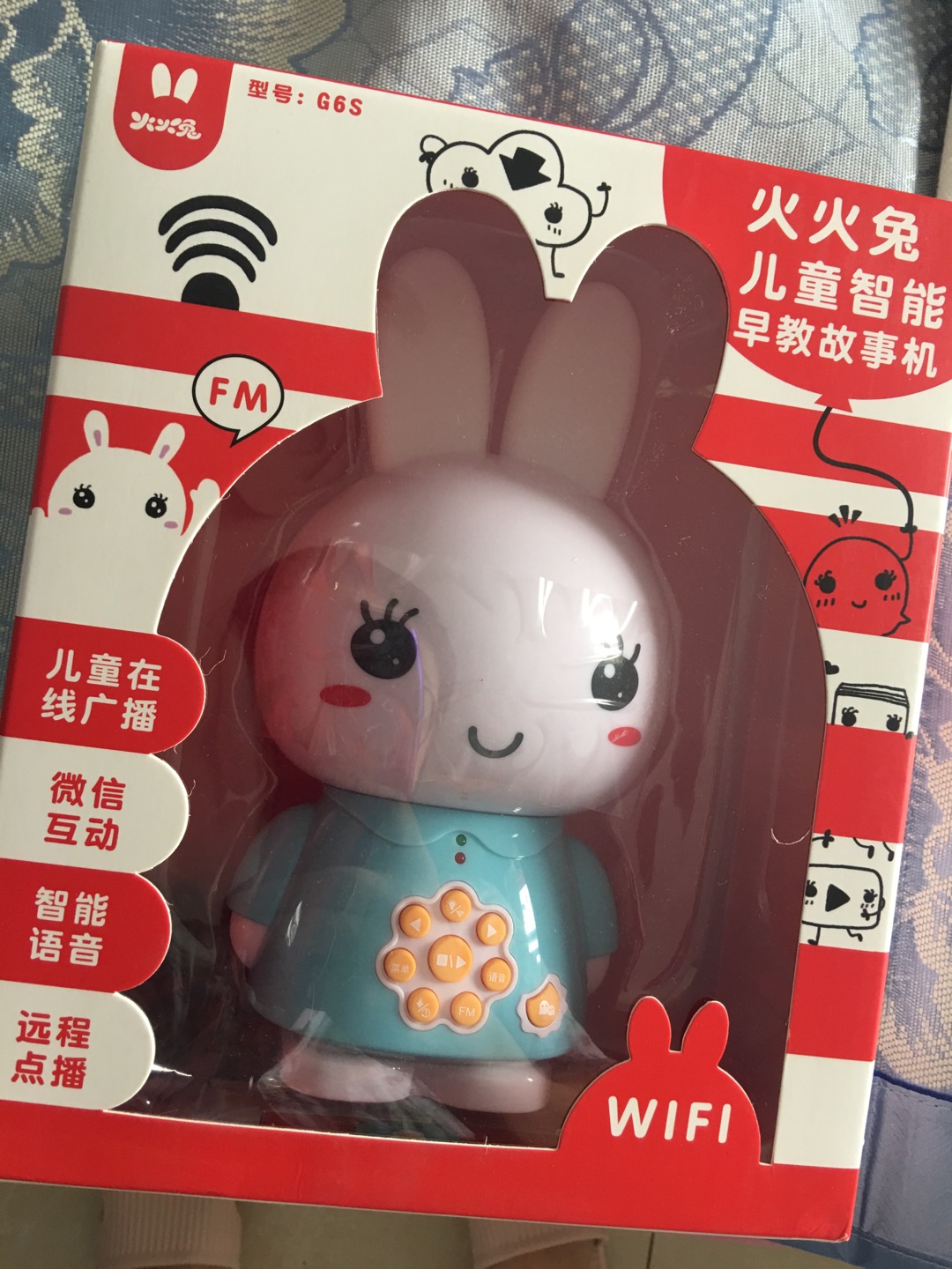 用了一个多月,火火兔真的是宝宝名副其实的好朋友了,每天都要打开放歌给宝宝听,还可以Wi-Fi点歌下载新歌,还可以远程控制,发微信语音,真的功能很强大,值得购买的早教玩具。