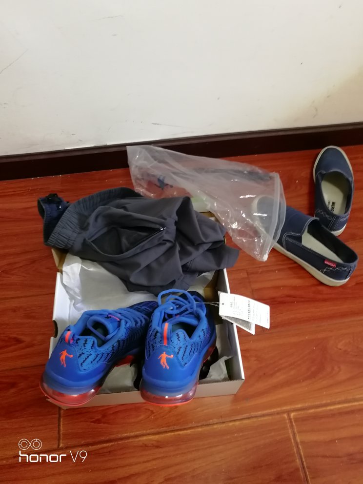鞋子不错,颜色很正,大小合适