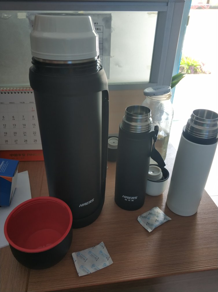 东西质量非常不错,一拿到就马上试了一下,一点都不漏水,而且还比较保温,质量非常的不错,而且还很漂亮