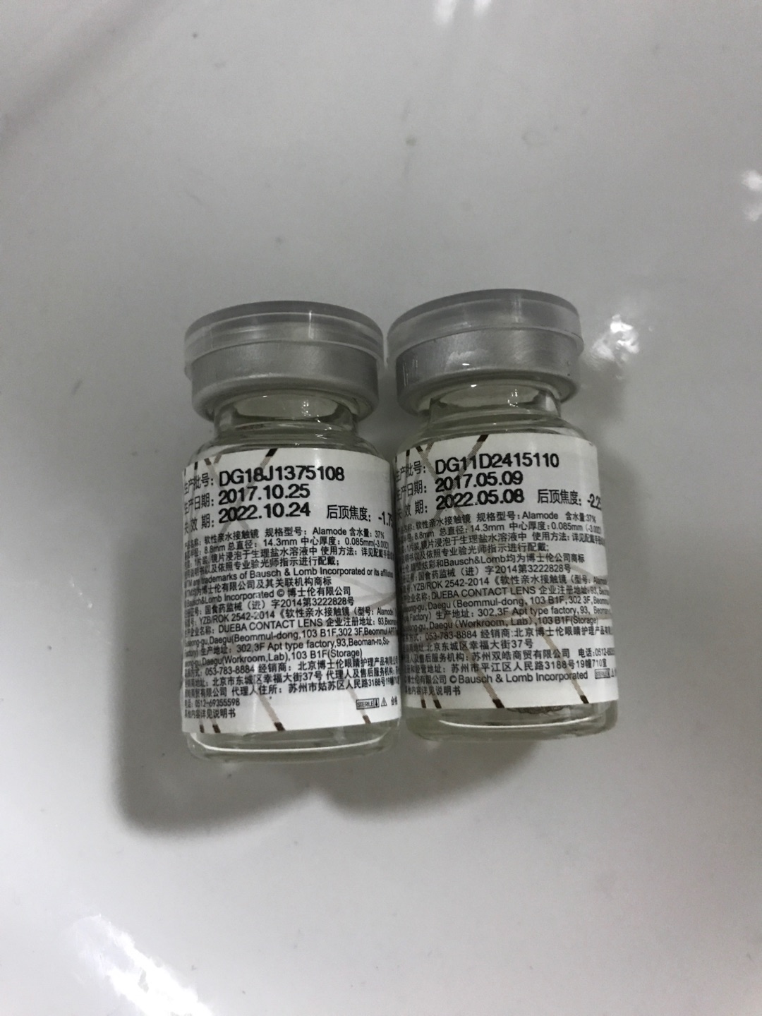 一直买博士伦的这款睛莹炫彩,我选的是棕色款,比较的低调,不会和瞳孔颜色差距很大,年抛的成本低,实惠,就是要一直洗比较麻烦,日期2017到2022年,还算可以,带着也不干,很喜欢。