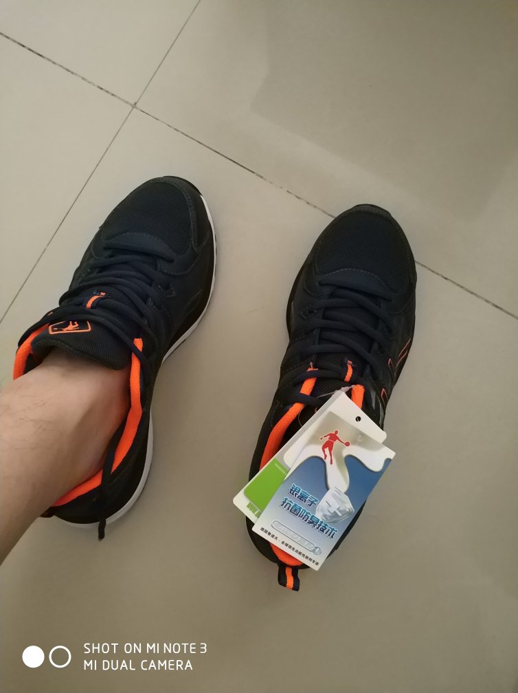 鞋子不错,应该是正品,价格合适,大小正好,喜欢的样式。