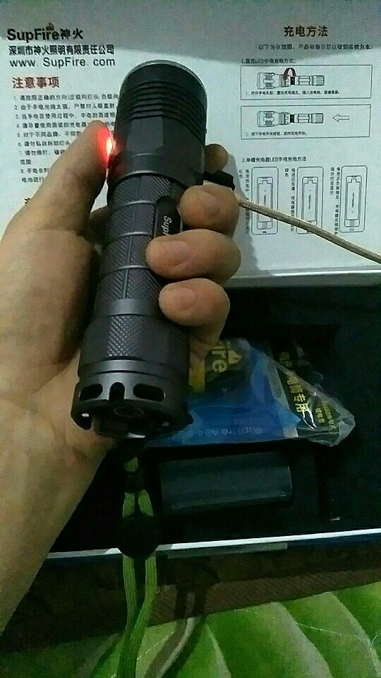 满意,电筒很亮照得远,小巧但很有分量。唯一的缺点就是不支持聚光。