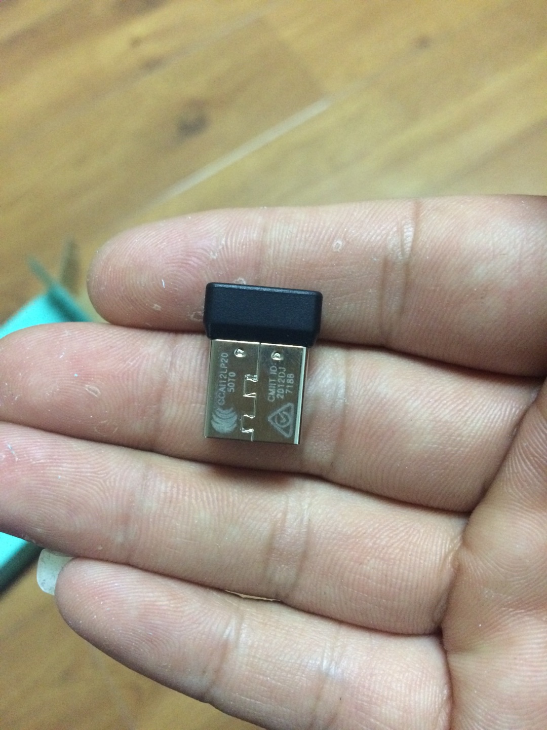 以前用的就是无线鼠标键盘套装,用了好几年,坏掉了,在上选来选去,选择了罗技品牌,外观喜欢,手感也好,价格合适,键盘用着很舒服,鼠标也不错,要是鼠标在静音点就好了。