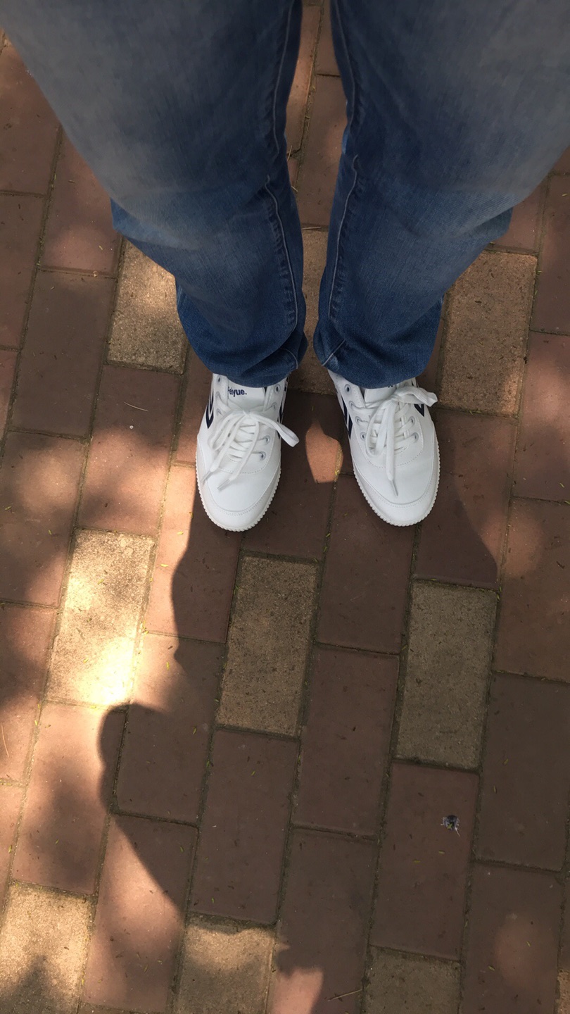 到货后就穿上了,轻便舒服。