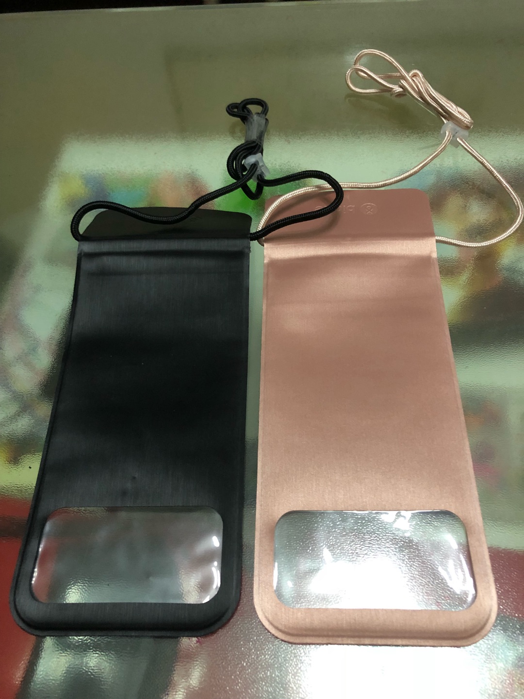 很大,plus加套都可以放进去,测试了一下不漏水。就是有个清水套取放时沾粘阻力很大,不好取放。硬套没问题,很好取放。