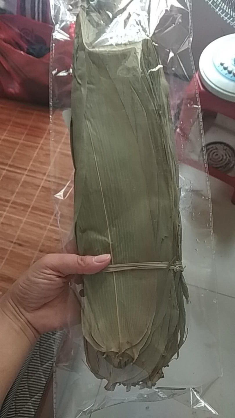 图片上看的粽叶是湿的 新鲜的 怎么今天收到货的 而且不新鲜 还用保险箱装着 有必要吗? 果断的扔了 差评
