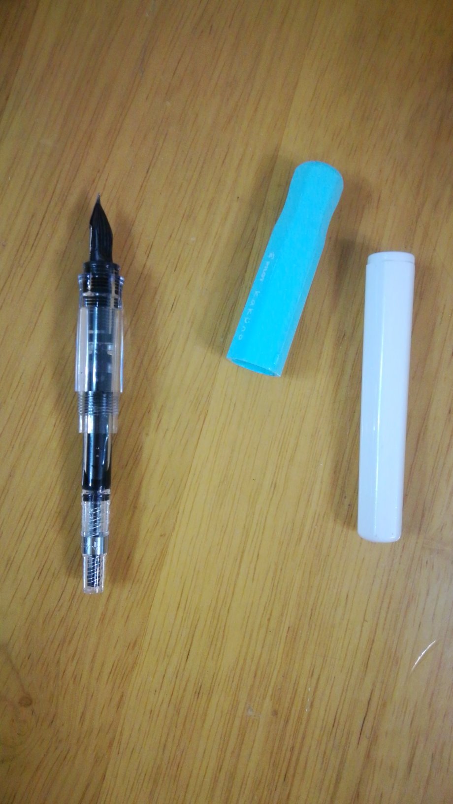 吸墨器陪在笔上挺合适,最好有橡胶吸墨器,这个用了一个月不到,不只能用多久。