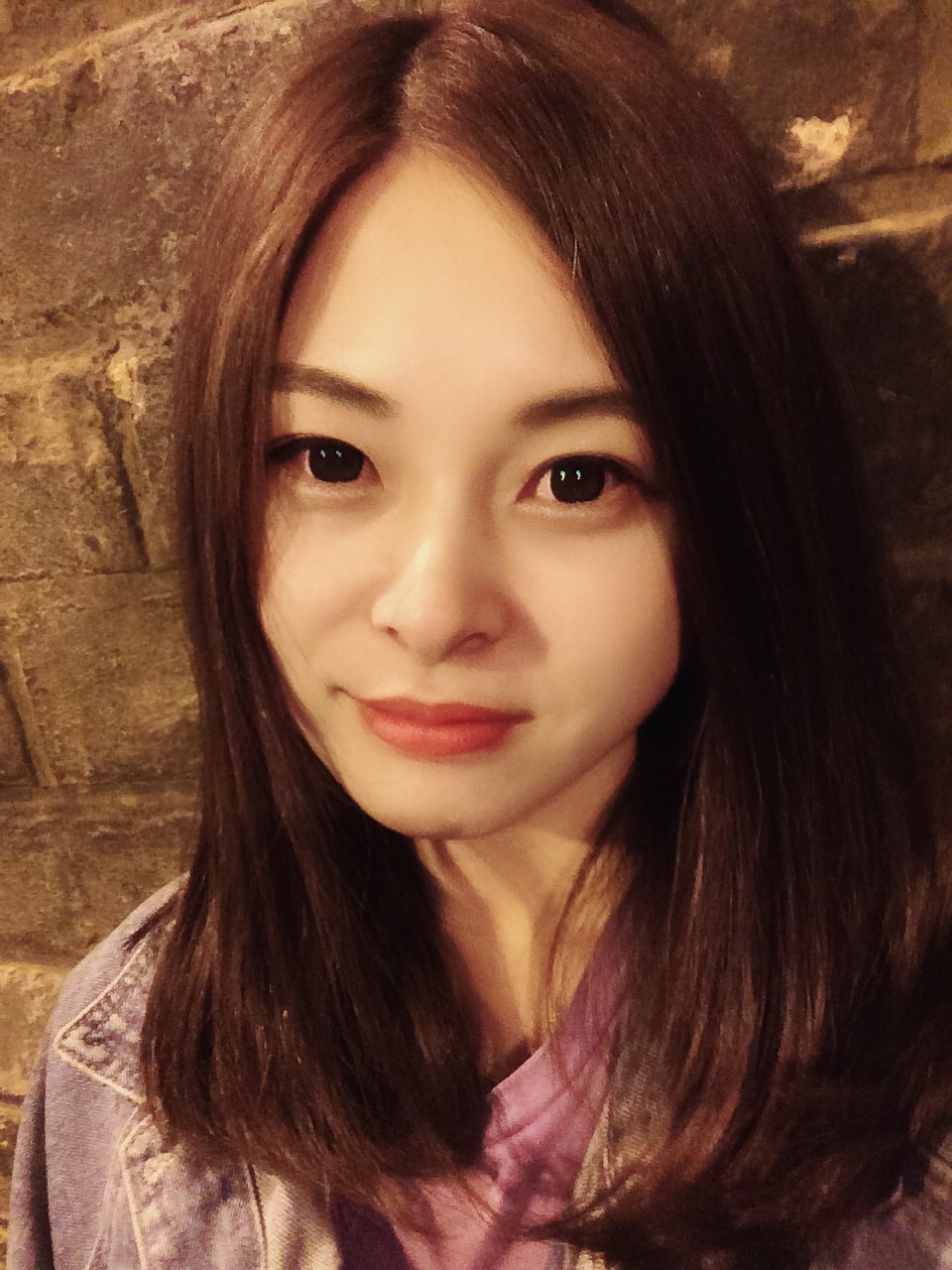 第一次买美瞳,室友说我的瞳孔偏棕,就买了黑色系,然后眼睛就可大了。戴一天也还可以,好评~