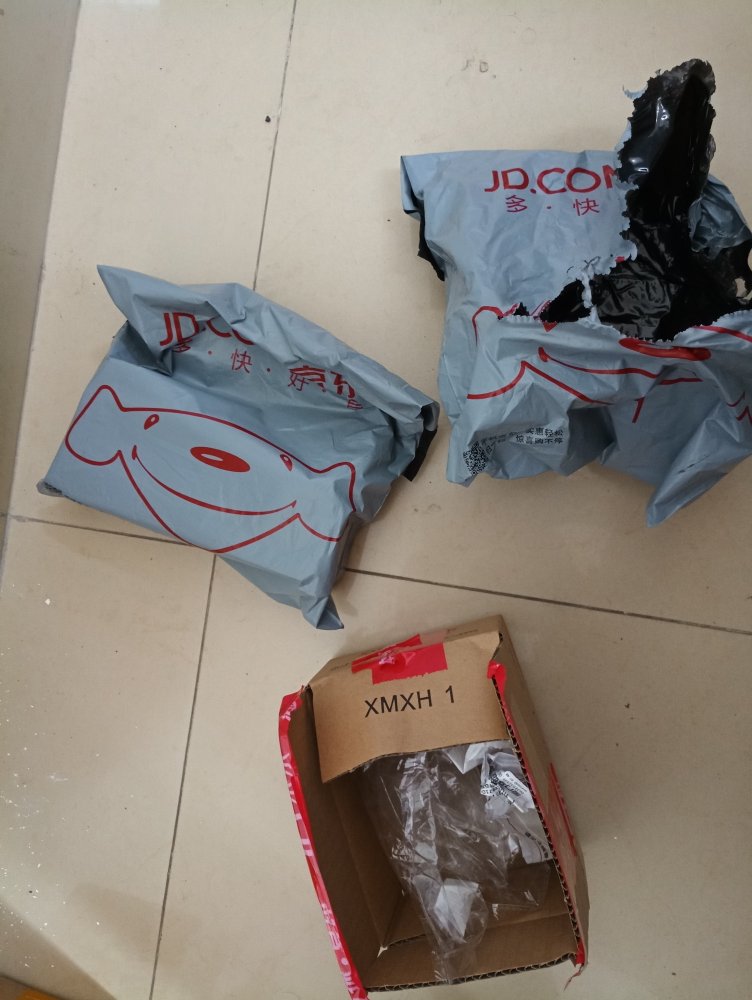 每期必买的杂志,已经不知道买了多少期了,家里厚厚的一叠,这一期的选题我很喜欢,很喜欢看《边城》,很喜欢沈从文这个作家,也亲自去过湘西凤凰,的物流发货很快,送货很快,送货员态度也很好,好评!
