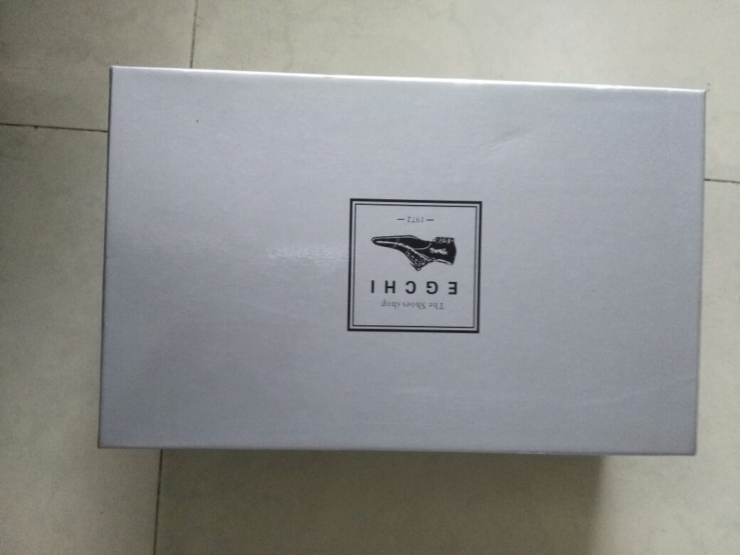 轻便合脚,穿着舒服。做工上还有改进空间