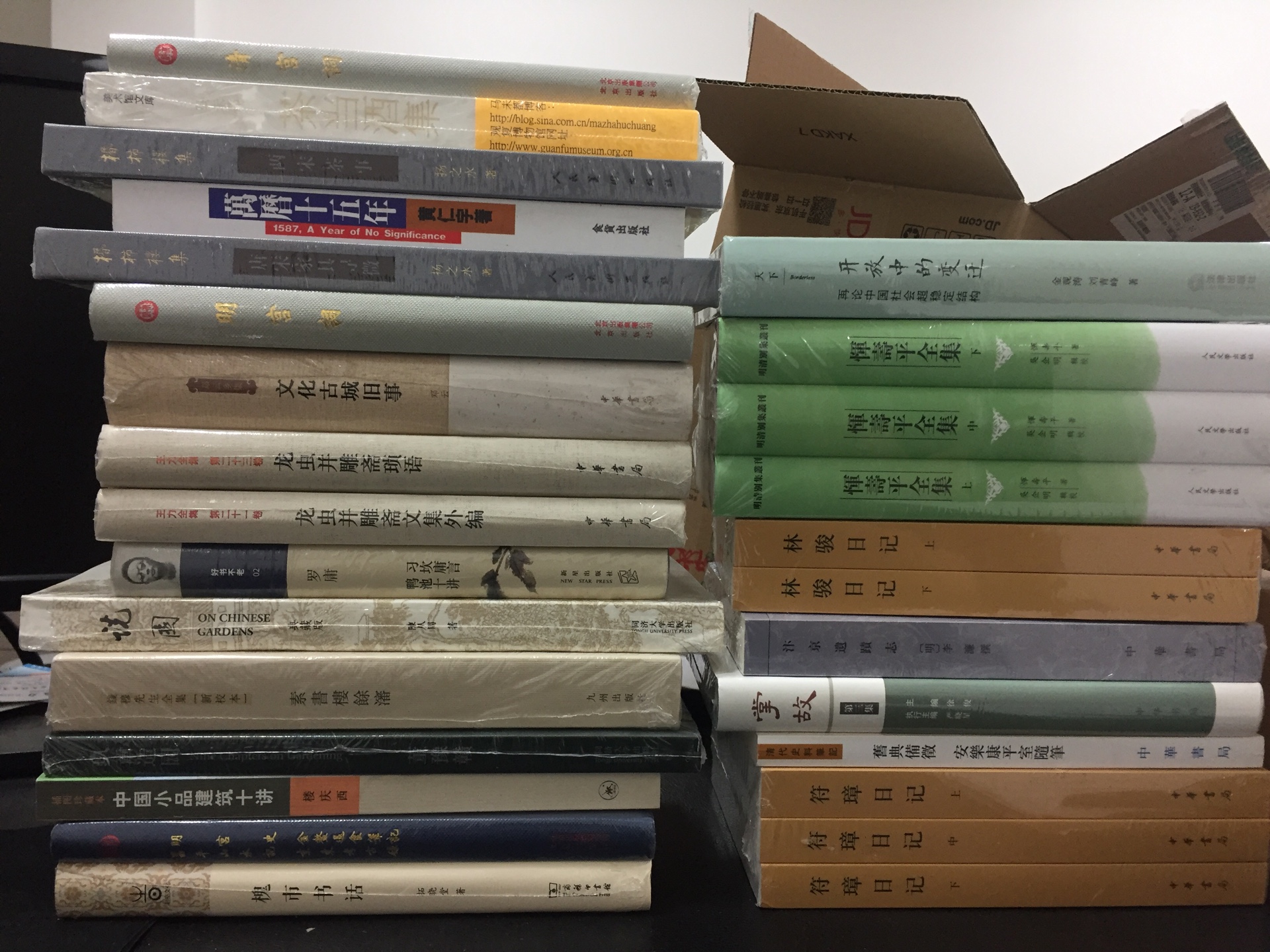 《汴京遗迹志》是我国古都开封的第部较为系统的专志,全书24卷,是研究宋史的必读之书。 《汴京遗迹志》点校极为认真,举凡《汴京遗迹志》所证引的资料,凡今天可见的,大都查核了原书,是一个信实、可靠的本子。