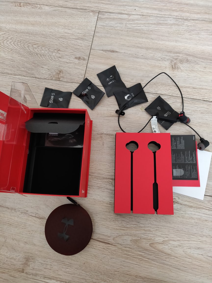 去健身用的,音质还可以吧!试试多听一听会不会更好些!