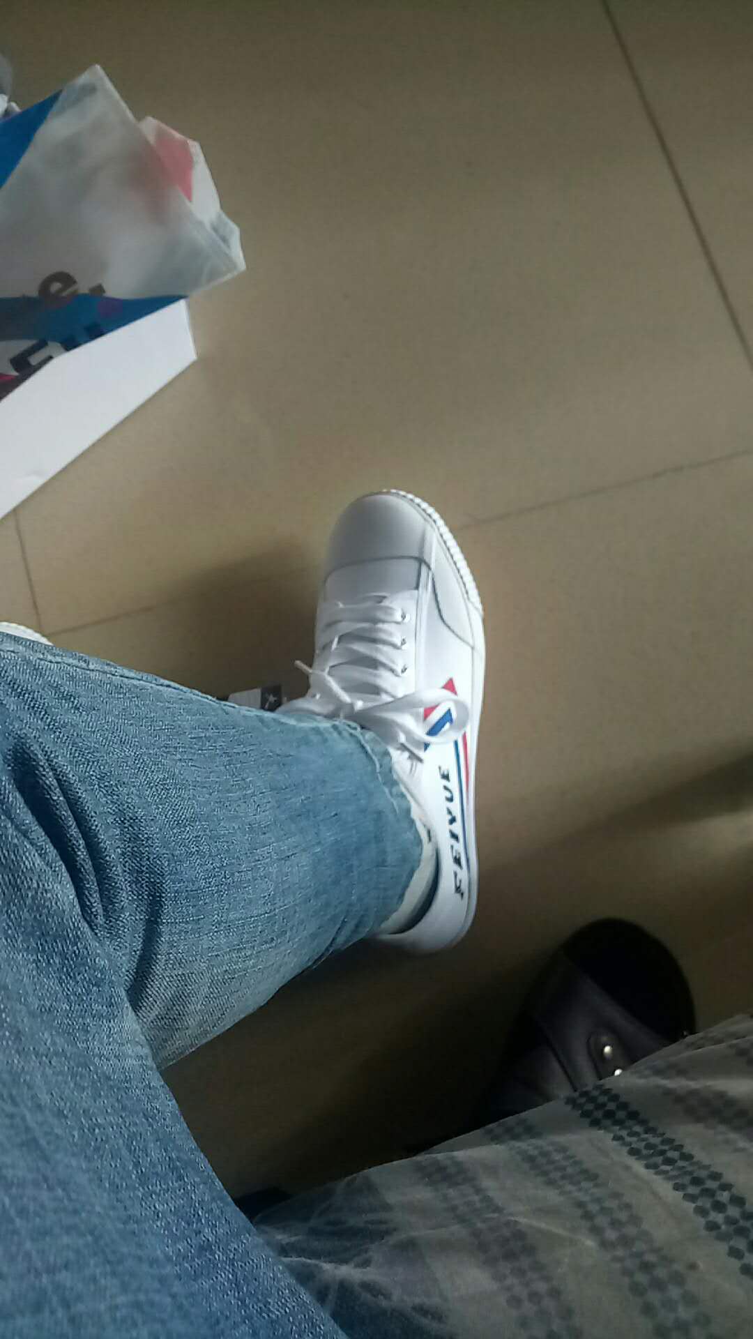质量好,物流快,包装好,还送个带子,穿上舒服,三个字非常好。,全部给五星………