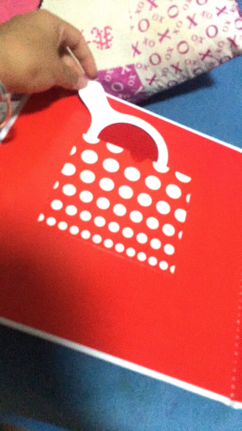 我家宝宝超级喜欢的书之一。先是在大众书局看到的。抱着不肯撒手。但是书店贵呀。怎么办呢。买呀。300?180。简直太划算了。对比了下比当当便宜好多呢!果断买买买。