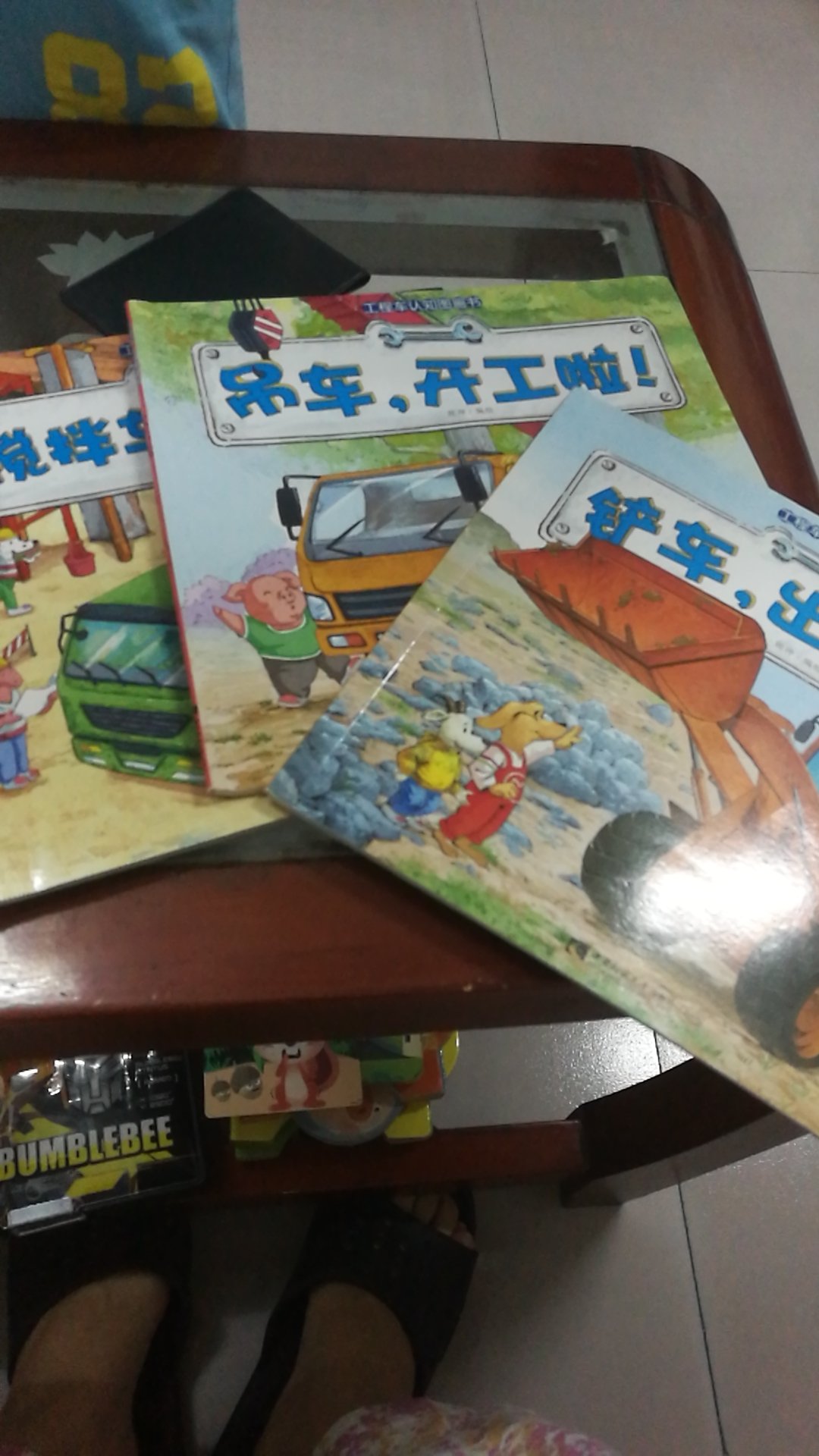 一直都在上面买东西,吃的使得用的各种各样。那样都在这里能买到,不用自己去超市背,方便快捷,最重要的就是放心。我是的忠实使用者。这套书宝宝特别喜欢,非常适合头上幼儿园宝宝看!