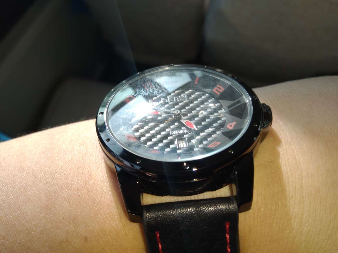 戴了一天了,红色的线开线了,穿表带的针自己开了一次表直接甩出去,到晚上四点多还慢了一分钟,摘下来洗手看到表带内里的皮还脱落了一部分,希望未来不会再添别的毛病了,这已经够呛了