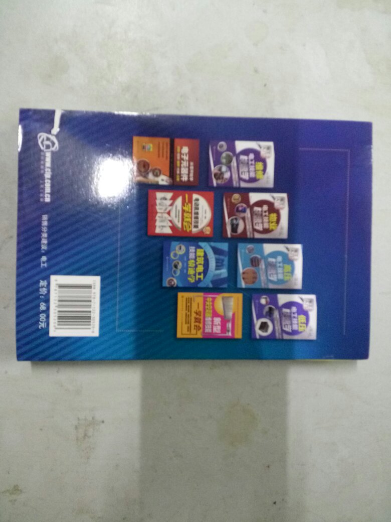 先感谢店家优先寄快递,同时也感谢快递小哥在大热天及时把快递送达,真心感谢店主和快递小哥,也向朋友们推荐一下店中的书本,内容齐全,简单易懂的同时,也让学习变得更有意义了!